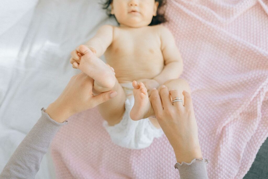 Das Bild zeigt ein Baby / ein Säugling / ein Kind bei der Babymassage in der Physiotherapie in Rheinbach