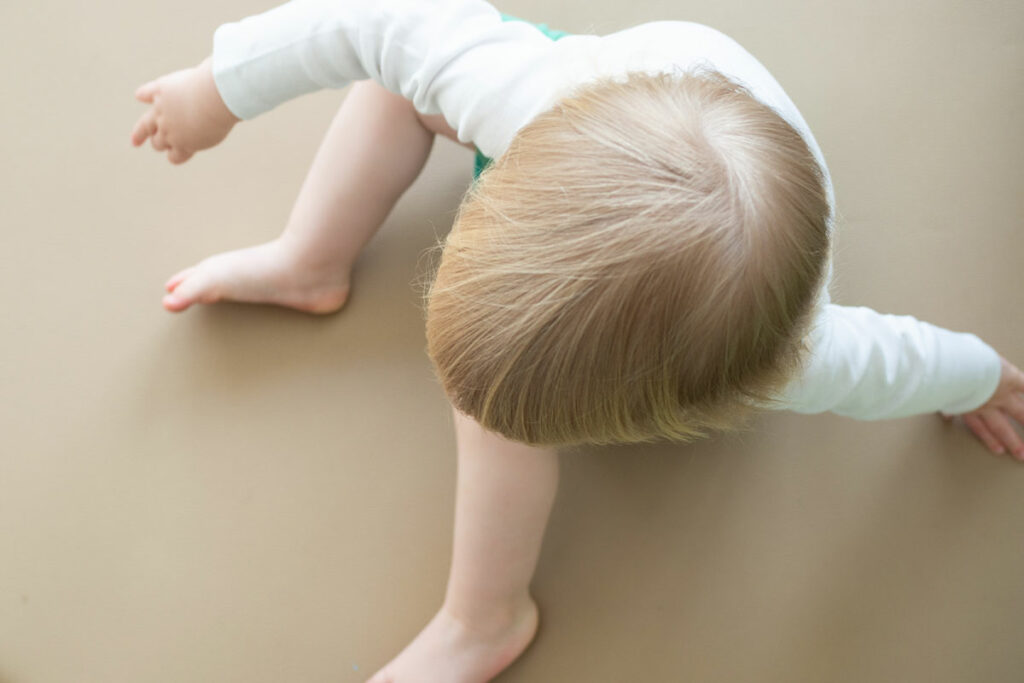 Das Bild zeigt ein Baby / ein Säugling / ein Kind bei der Physiotherapie in Rheinbach