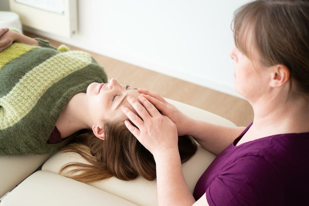 Das Bild zeigt eine Patientin bei der Cranio-Sacralen-Therapie in Rheinbach