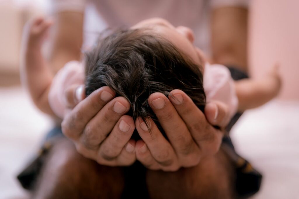 Das Bild zeigt ein Kind / ein Baby bei der Cranio-Sacral-Therapie bei der Physiotherapie Beyer in Rheinbach